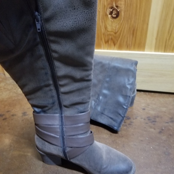 Calf high boots - Picture 4 of 4